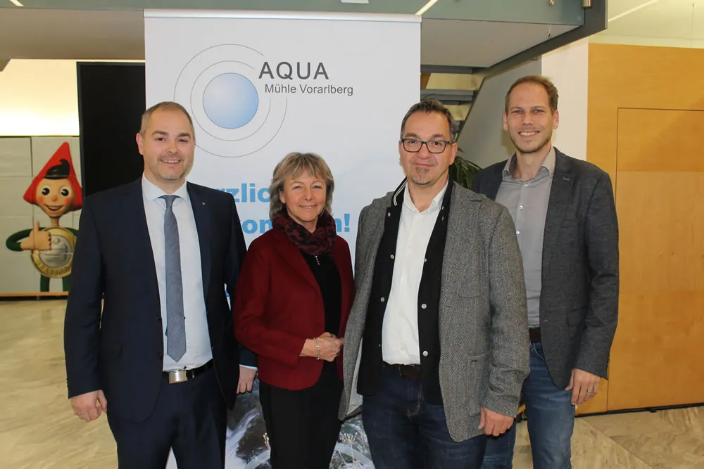 Die Feldkircher Künstlerin Barbara Anna Husar hat anlässlich des 800-jährigen Stadtjubiläums die Grafikedition Feldkirch 800 gestaltet. Diese wird in der Gisinger Sparkasse ausgestellt. Fotos @ Bernd Hofmeister