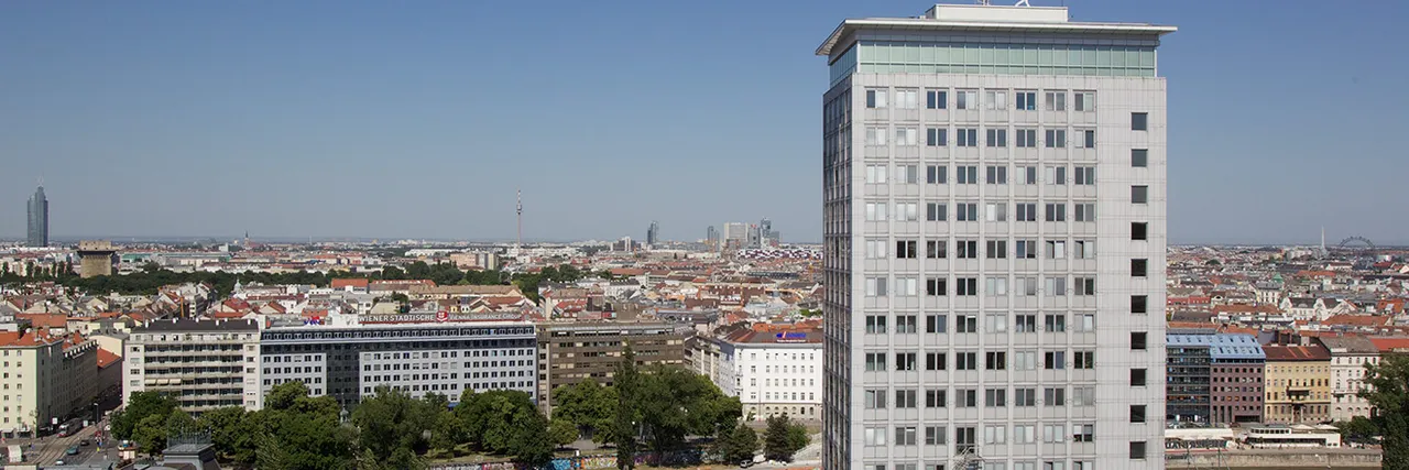 Ringturm mit Donaukanal