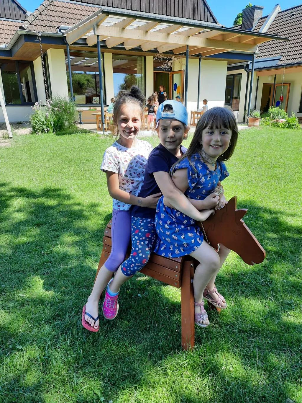 2 Holzpferde für den Pfarrkindergarten Pöllau