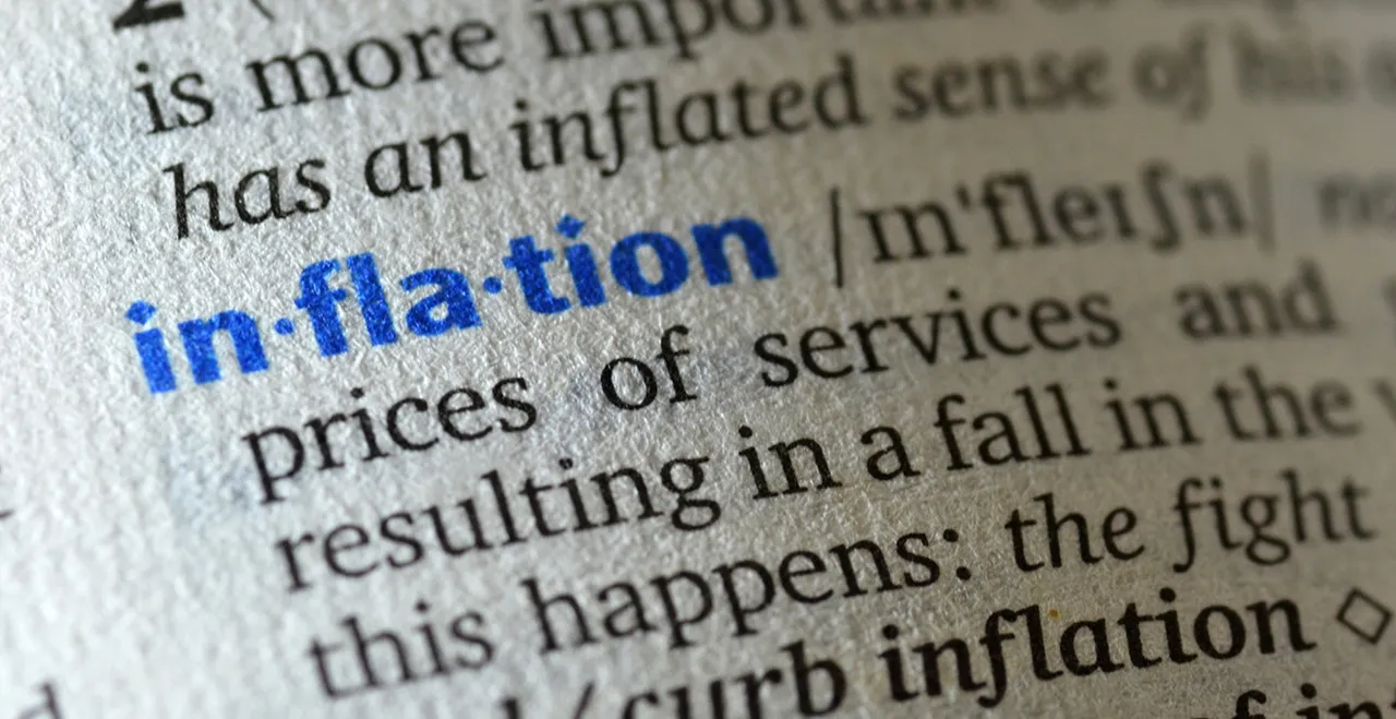 Symbolgrafik - das Wort Inflation samt englischer Erklärung in einem Wörterbuch