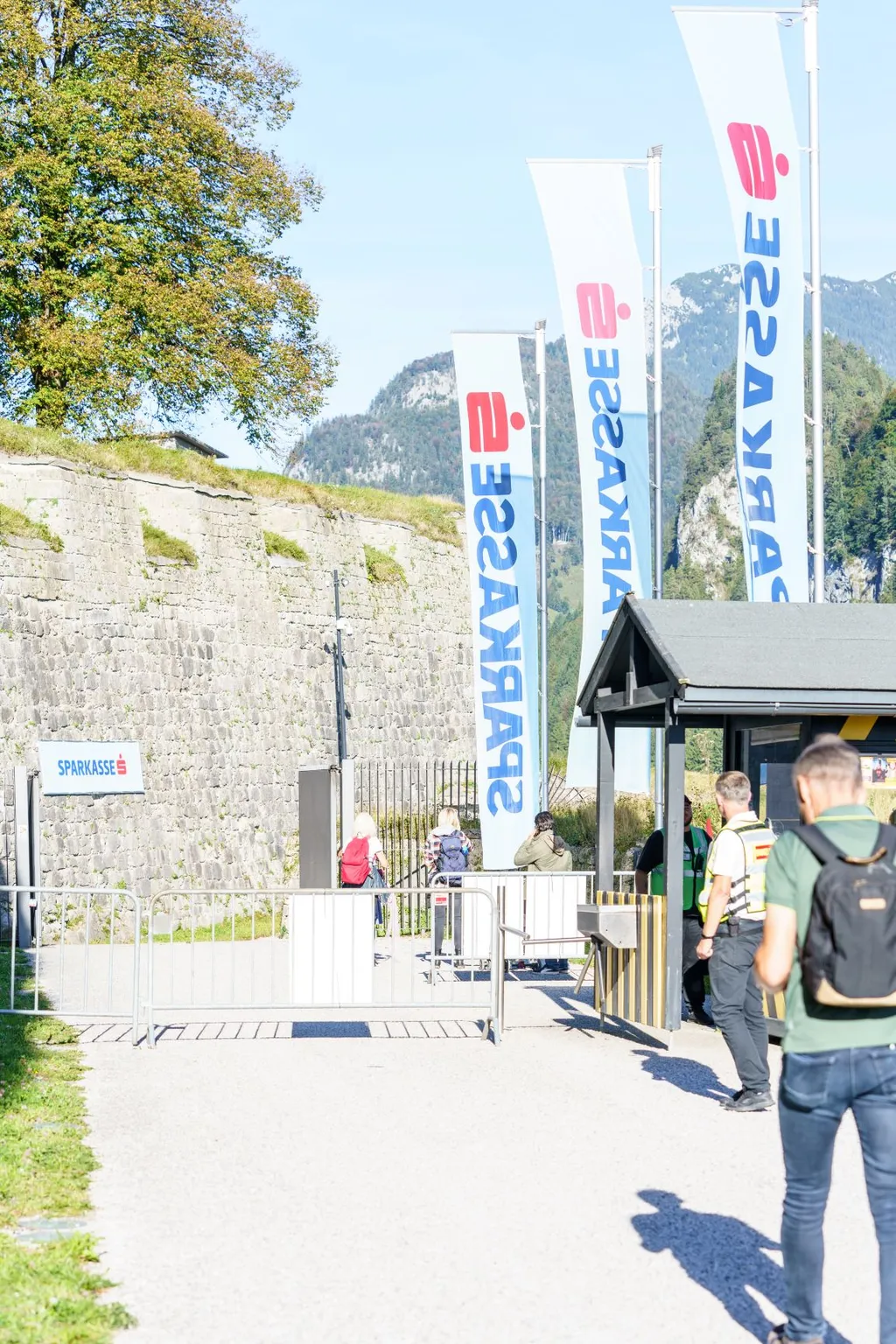 hohe Mauer, Sparkassenlogo, Menschen