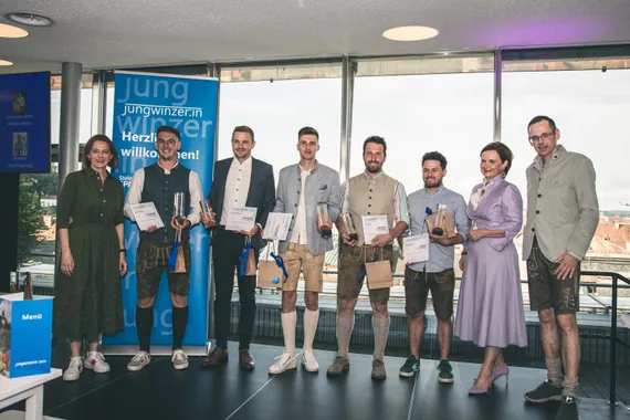 Gruppenfoto mit den Jungwinzer:innen 2024