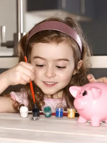Sparefroh Kreativwerkstatt: Sparschwein bemalen und Familien-Aktivtag am Golm gewinnen.<br> Fotocredit Sparkasse Bludenz, Abdruck honorarfrei <br> istockphoto