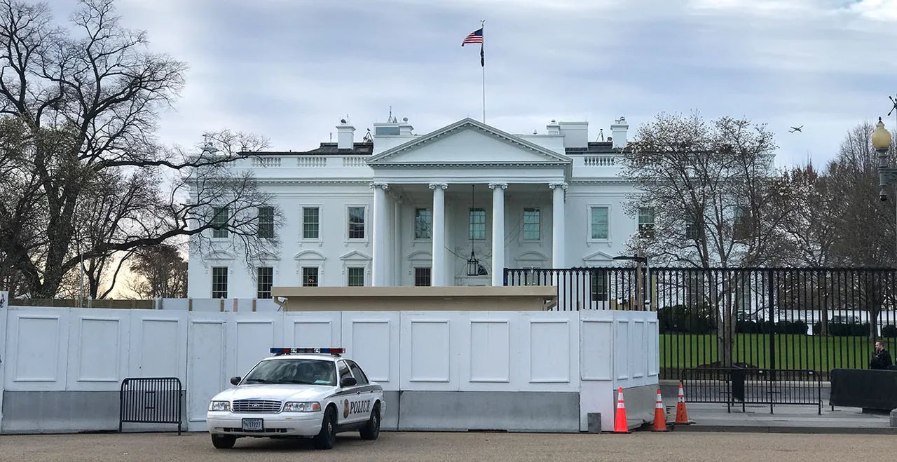 Das Weiße Haus in Washington, davor parkt ein Polizeiwagen