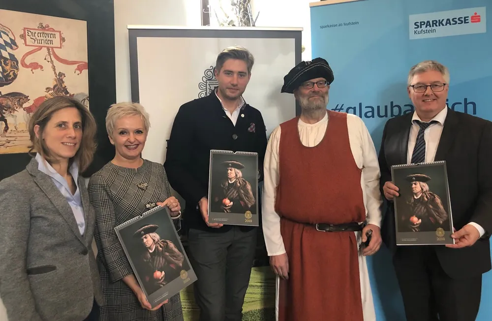 Fünf Personen präsentieren auf Kalender Titelbild  Kaiser Maximilian 1