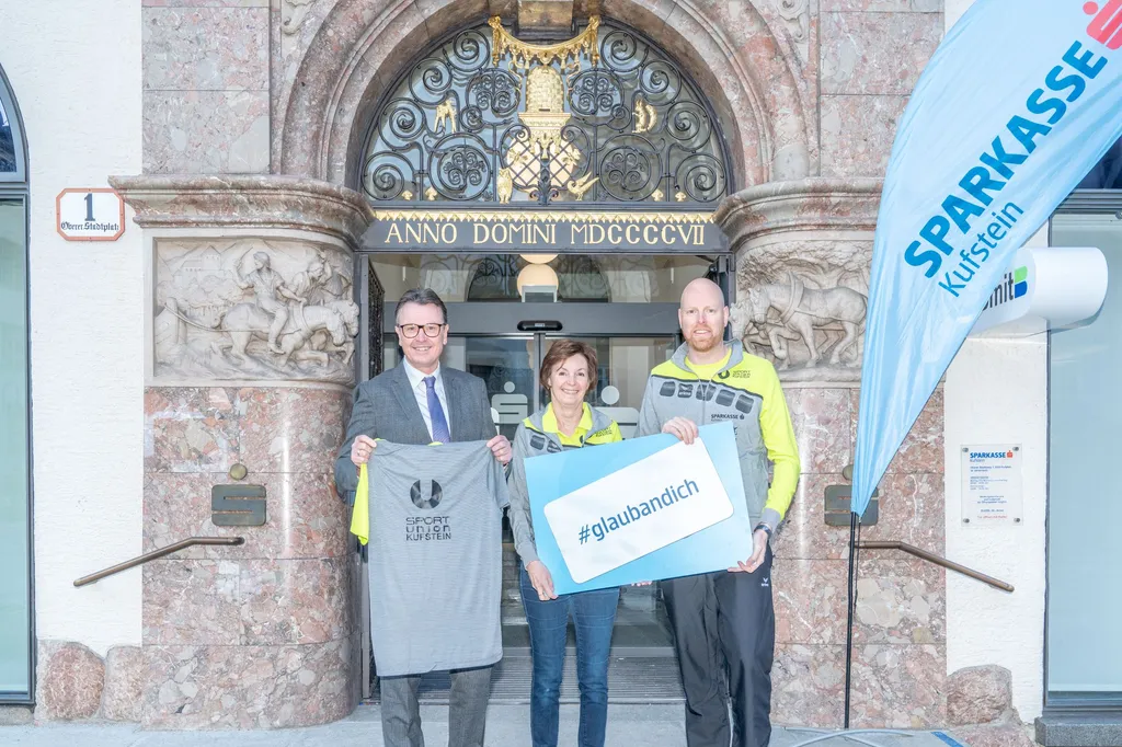3 Personen halten ein Shirt und ein #glaubandich Schild in die Kamera