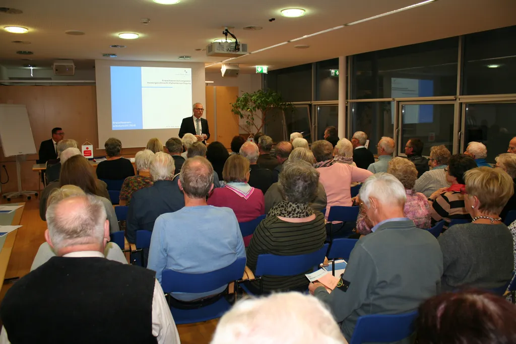 Foto – vordere Reihe (v.li.): Vorstandsdirektor Daniel Mierer, Karin Moll, Brigitte Beer, Manuela Bitschnau, Nicole Bachmann-Tschofen, Ulrike Müller, Beate Ender und Vorstandsdirektor Anton Steinberger. Hintere Reihe (v.li.): Walter Tiefenthaler, Erich Schatzmann, Hannes Fehr, Frank Schleinitz und Ramon Lampert. Nicht im Bild: Judith Tschohl und Harald Zampedri 