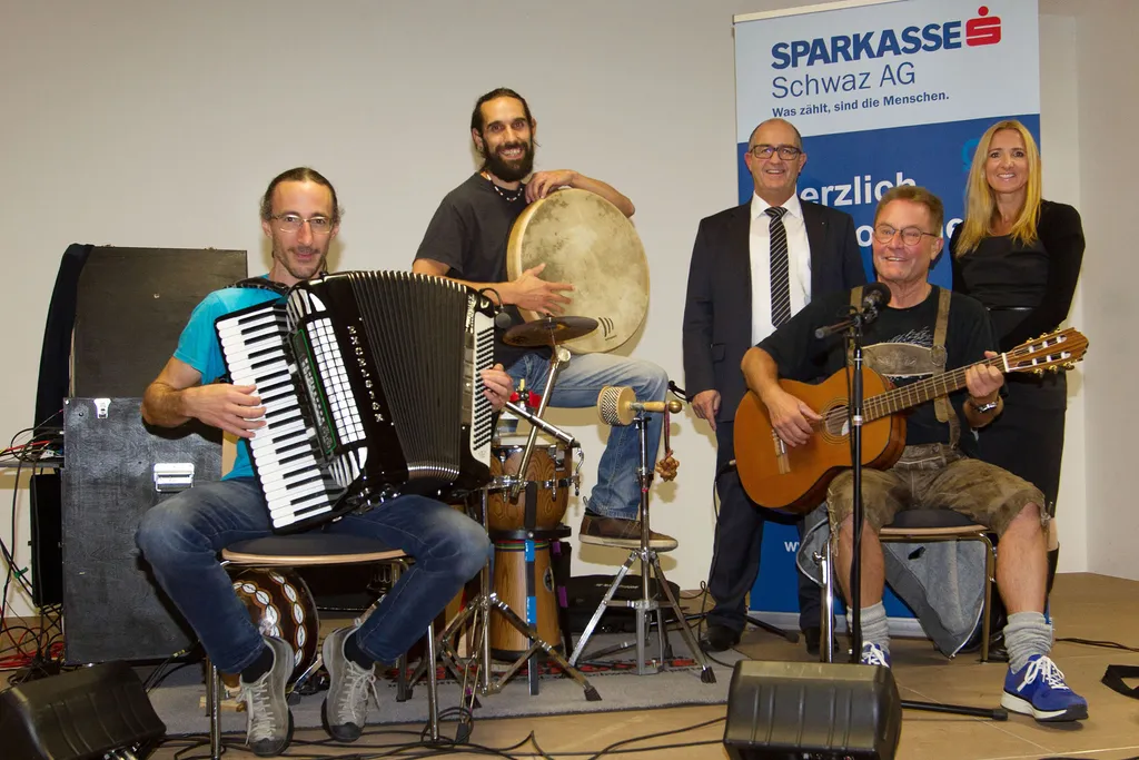 (von rechts) Sylvia Hauser (Marketing Sparkasse Schwaz), Gerhard Sexl, Werner Kometer (Geschäftsstellenleiter der Sparkasse in Weer), Armin Kirchmair und Stefan Manges