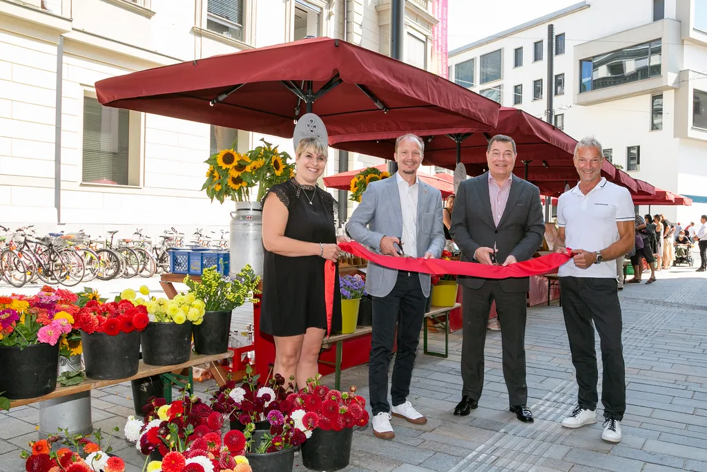 Vor den neuen Marktständen von links: Martina Medwed, Marktleitung Bauernmarkt am Sparkassenplatz; Vizebürgermeister Johannes Anzengruber; Vorstandsvorsitzender Tiroler Sparkasse Dr. Hans Unterdorfer; Geschäftsführung IAI Veranstaltungs GmbH Robert Neuner