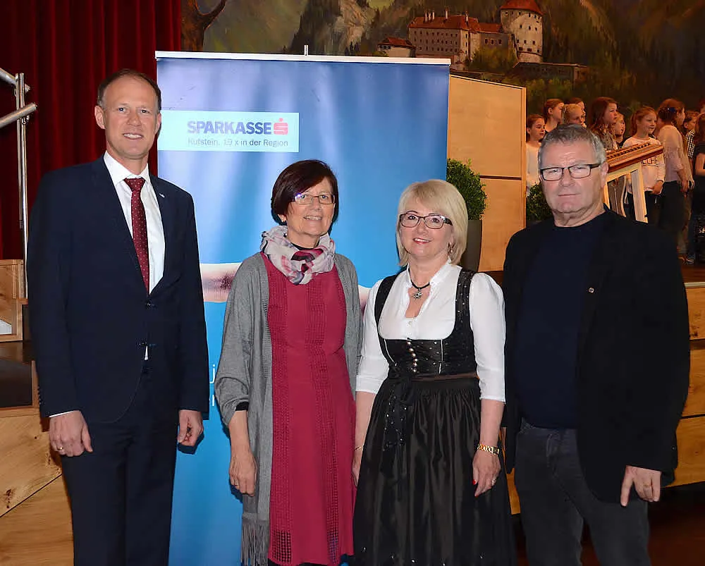 Freuten sich über die gelungene Premiere  -  v. l. n. r.: Geschäftsstellenleiter Manfred Gasser, Bezirksschulinspektorin Margarethe Egger, Moderatorin und Direktorin der VS Oberlangkampfen Waltraud Strubreither sowie Organisator und Ellmauer Volksschuldirektor Hermann Ortner.	<br>	Foto: hn media  