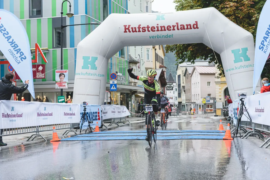 Radfahrer welcher über die Ziellinie gefahren ist