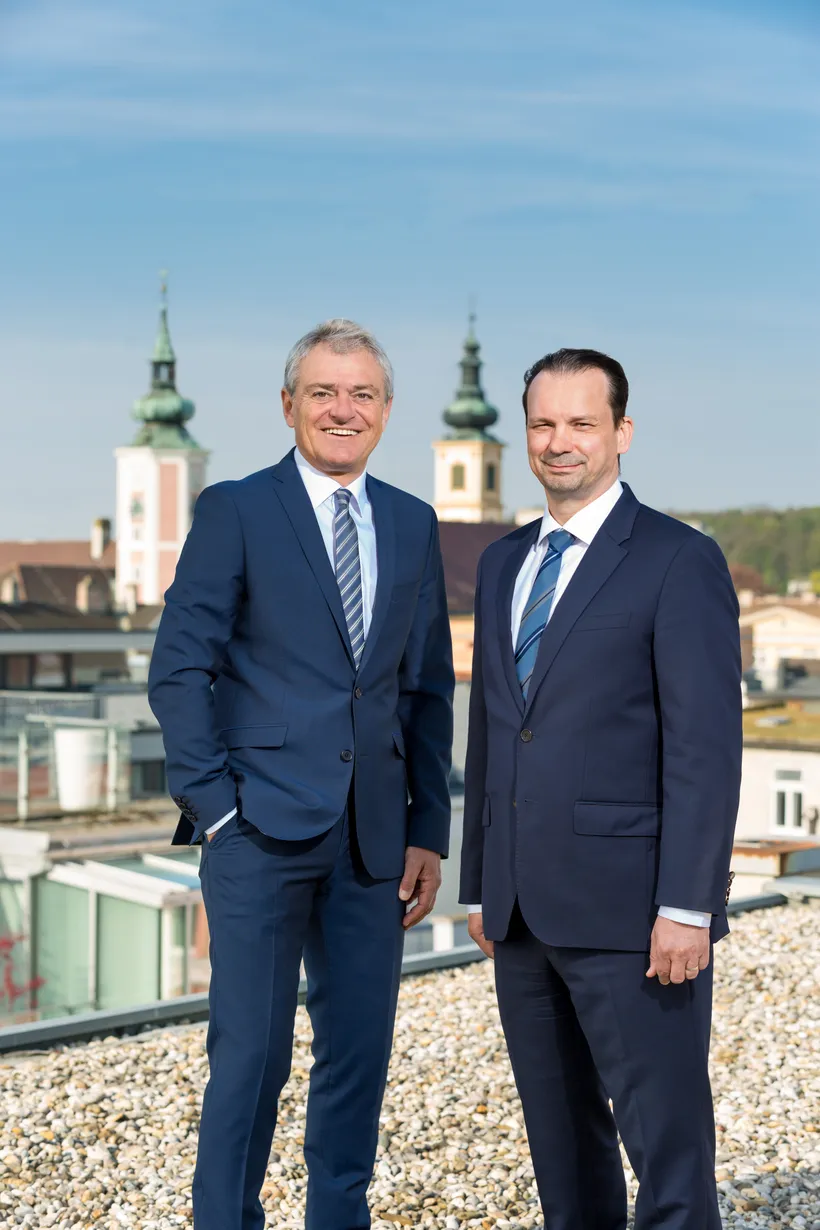 v.l.n.r.: die Vorstandsdirektoren Mag. Helge Haslinger, MBA, MA und Mag. Peter Hronek, MBA
